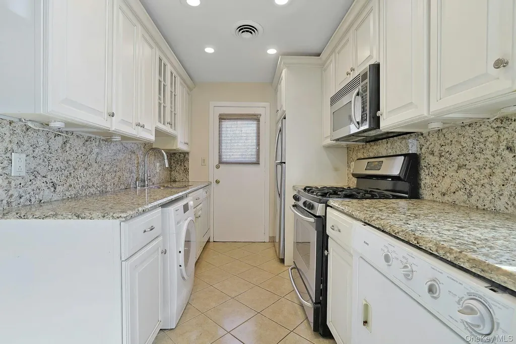 32 Lambert Lane New Rochelle NY 10804