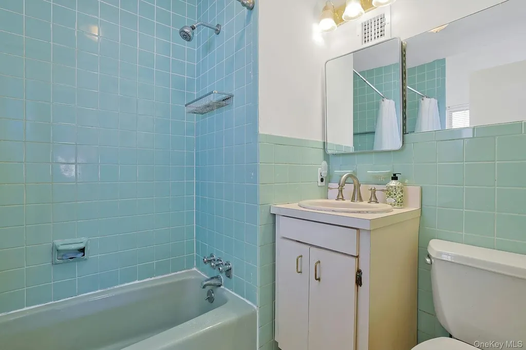 32 Lambert Lane New Rochelle NY 10804