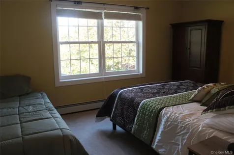 12 Neveles Pride Court Pine Bush NY 12566