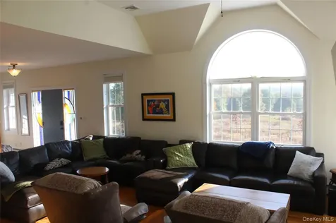 12 Neveles Pride Court Pine Bush NY 12566