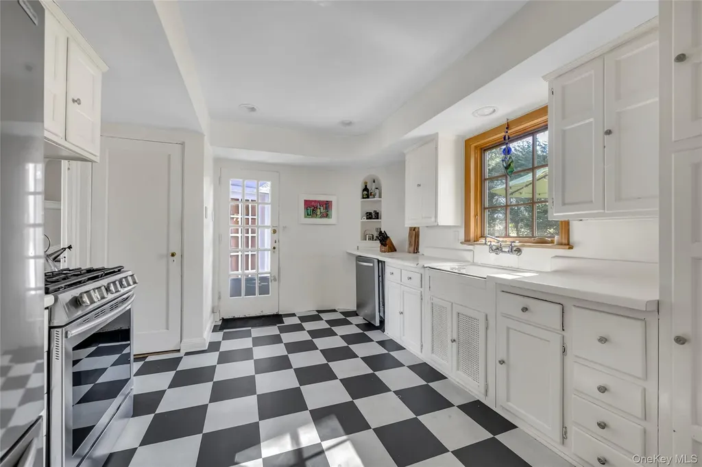 96 Quaker Ridge Road Manhasset NY 11030