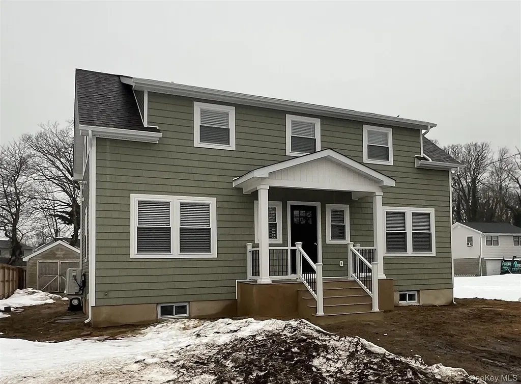 28 Locust Bayport NY 11705