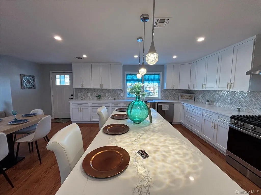403 S Bayview Avenue Freeport NY 11520