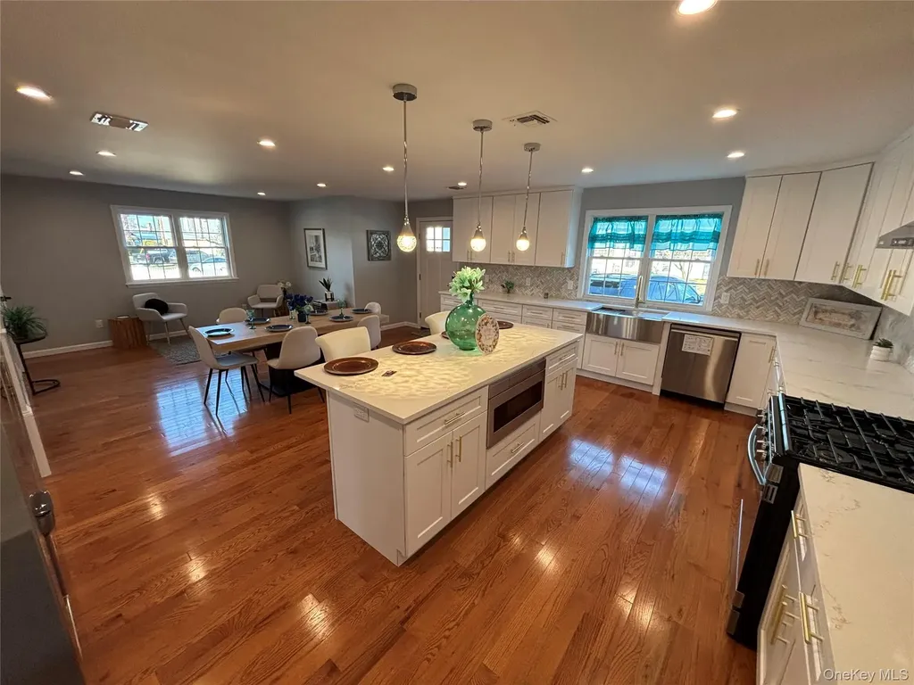 403 S Bayview Avenue Freeport NY 11520