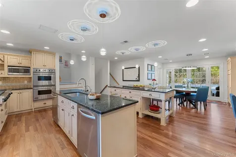 110 Round Hill Road Scarsdale NY 10583