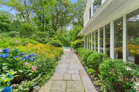 110 Round Hill Road Scarsdale NY 10583