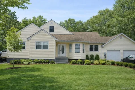 4 Manor Hills Drive Manorville NY 11949