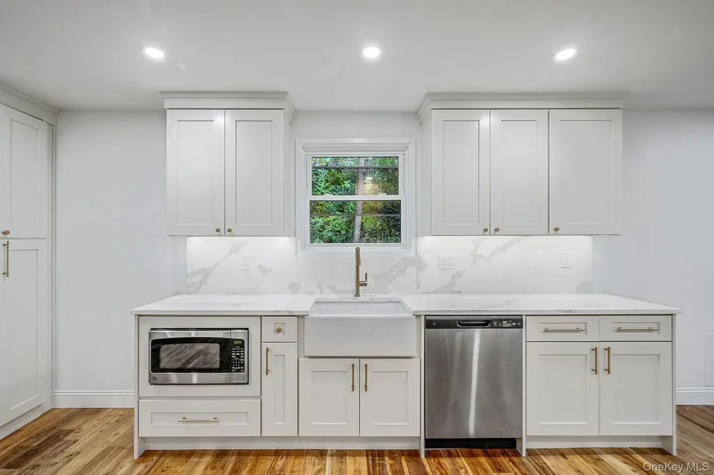 6 Connetquot Drive Oakdale NY 11769