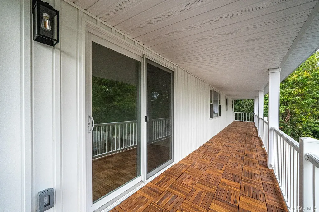 6 Connetquot Drive Oakdale NY 11769