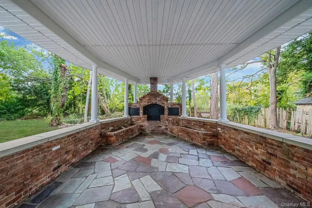 6 Connetquot Drive Oakdale NY 11769