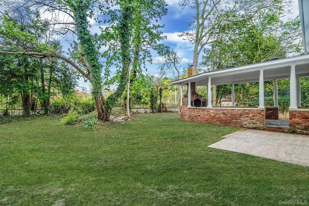 6 Connetquot Drive Oakdale NY 11769
