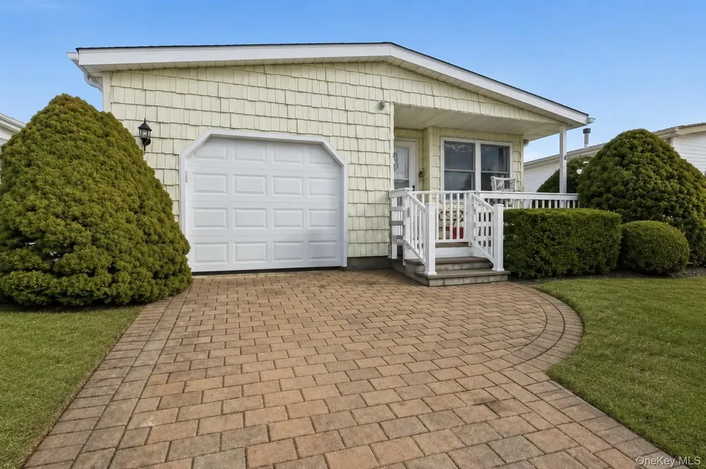 54 Dogwood Lane Manorville NY 11949