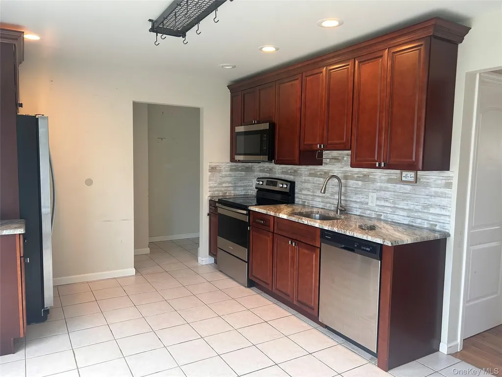 194 E Parkview Drive Shirley NY 11967