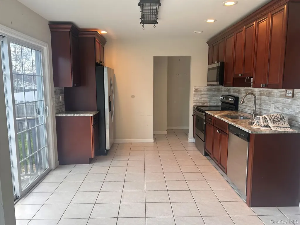 194 E Parkview Drive Shirley NY 11967