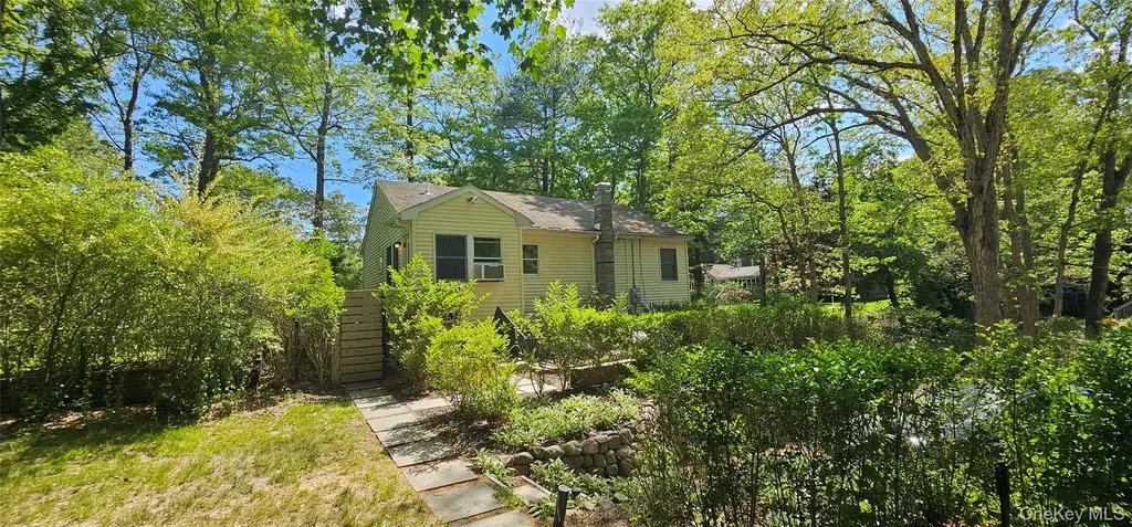 176 Maple Avenue Flanders NY 11901