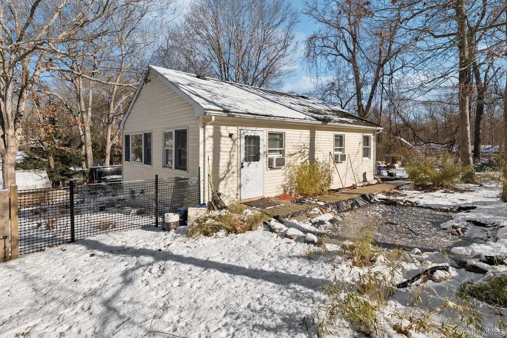 176 Maple Avenue Flanders NY 11901