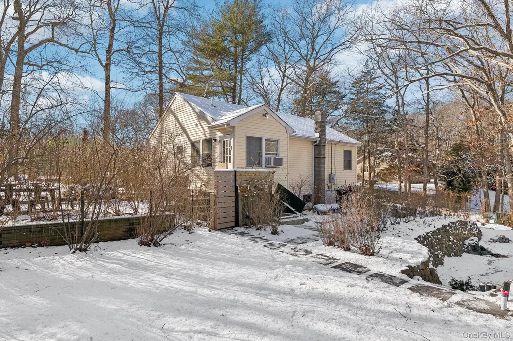 176 Maple Avenue Flanders NY 11901