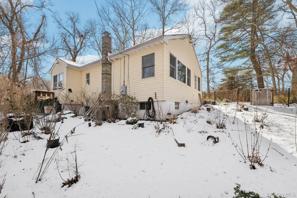 176 Maple Avenue Flanders NY 11901