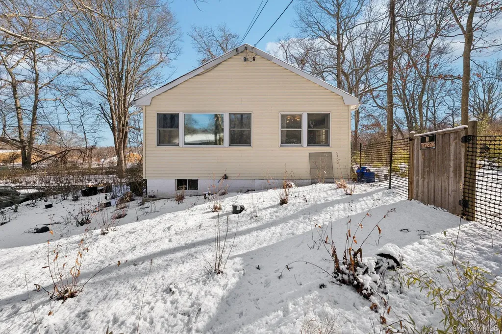 176 Maple Avenue Flanders NY 11901