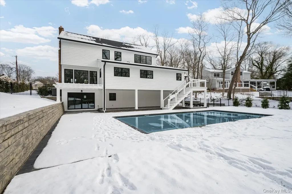 20 Fox Hunt Lane Cold Spring Harbor NY 11724