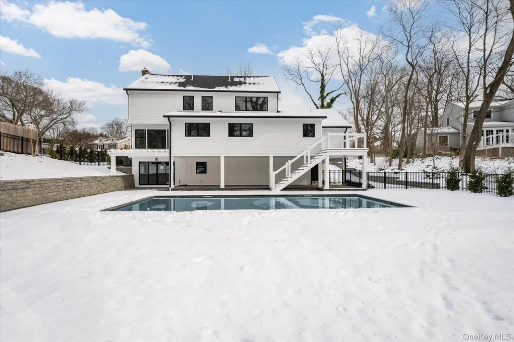 20 Fox Hunt Lane Cold Spring Harbor NY 11724