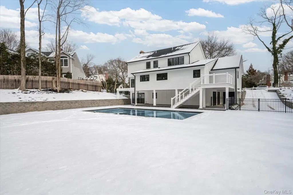 20 Fox Hunt Lane Cold Spring Harbor NY 11724
