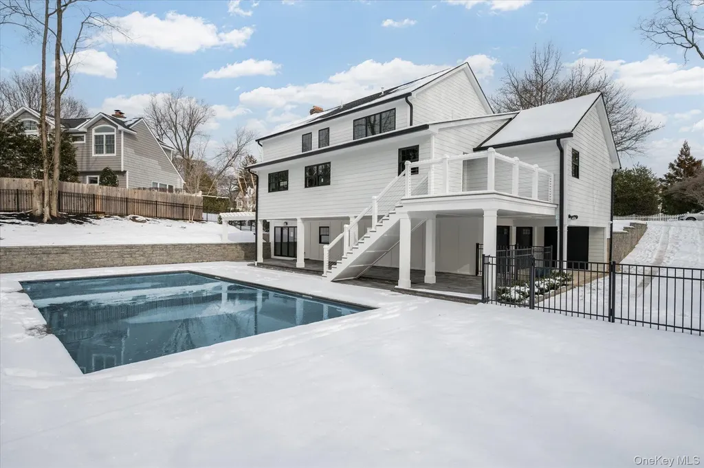 20 Fox Hunt Lane Cold Spring Harbor NY 11724