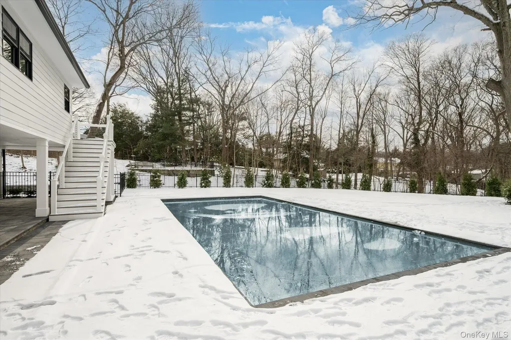 20 Fox Hunt Lane Cold Spring Harbor NY 11724