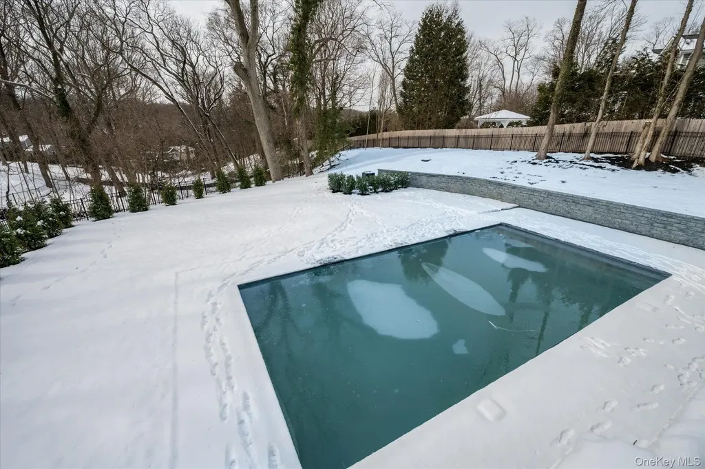 20 Fox Hunt Lane Cold Spring Harbor NY 11724