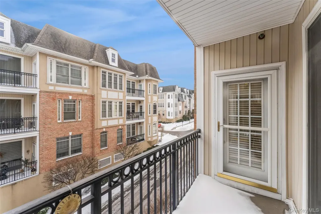 420 Pacing Way Westbury NY 11590