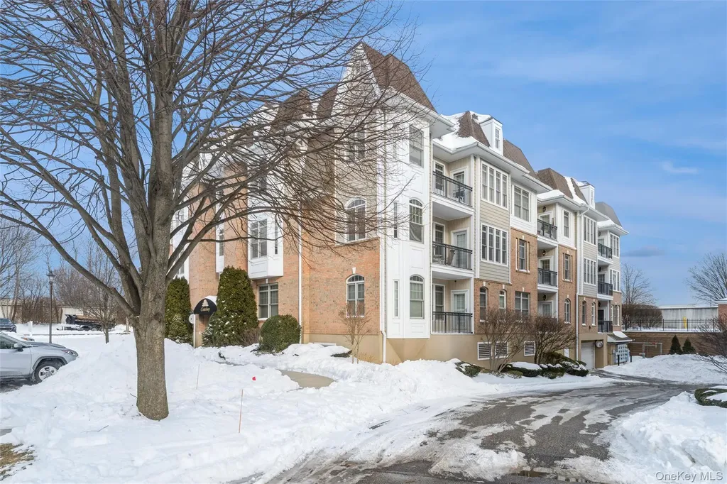 420 Pacing Way Westbury NY 11590