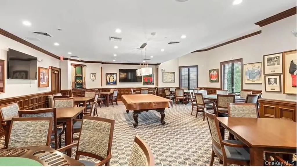 420 Pacing Way Westbury NY 11590