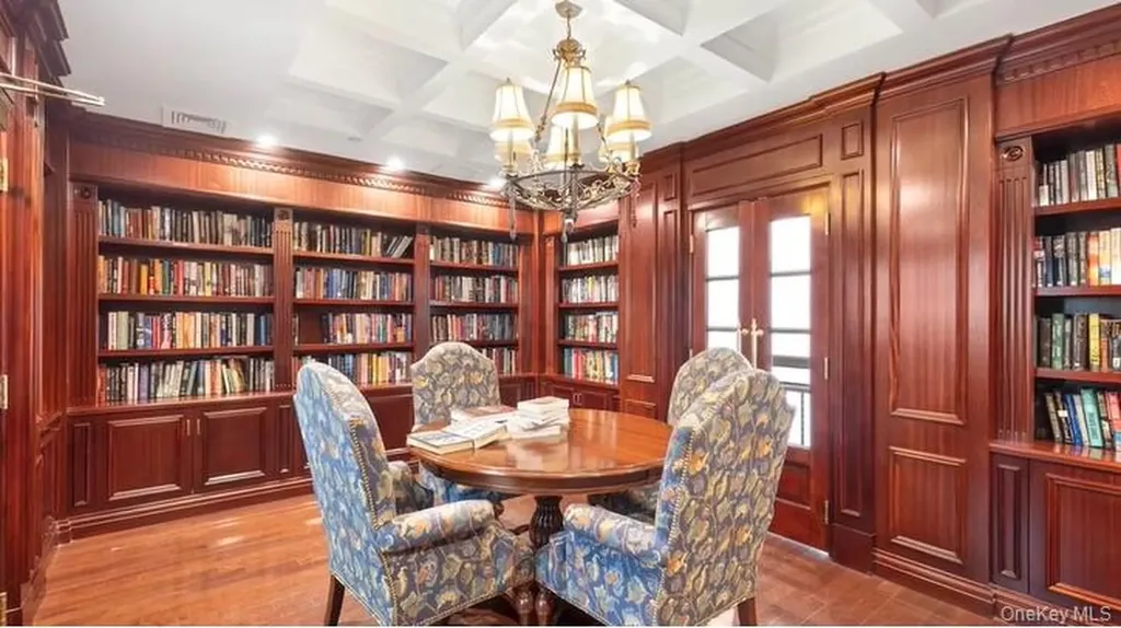 420 Pacing Way Westbury NY 11590