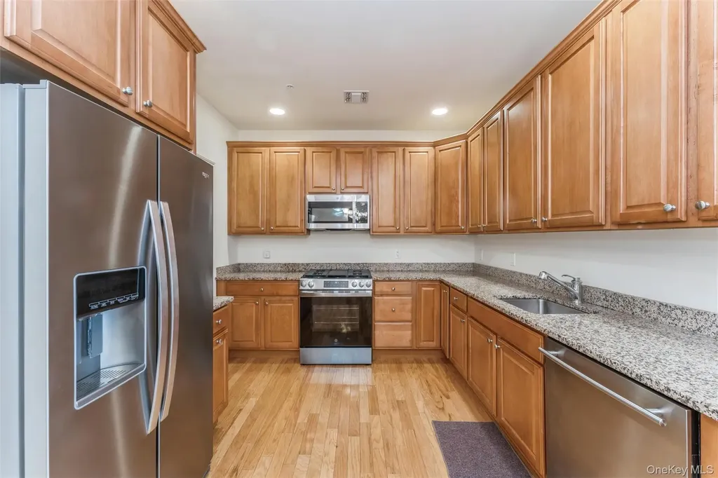 420 Pacing Way Westbury NY 11590