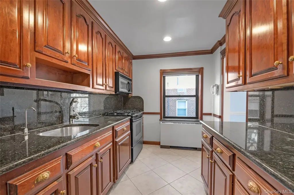 20 Canterbury Road Great Neck NY 11021