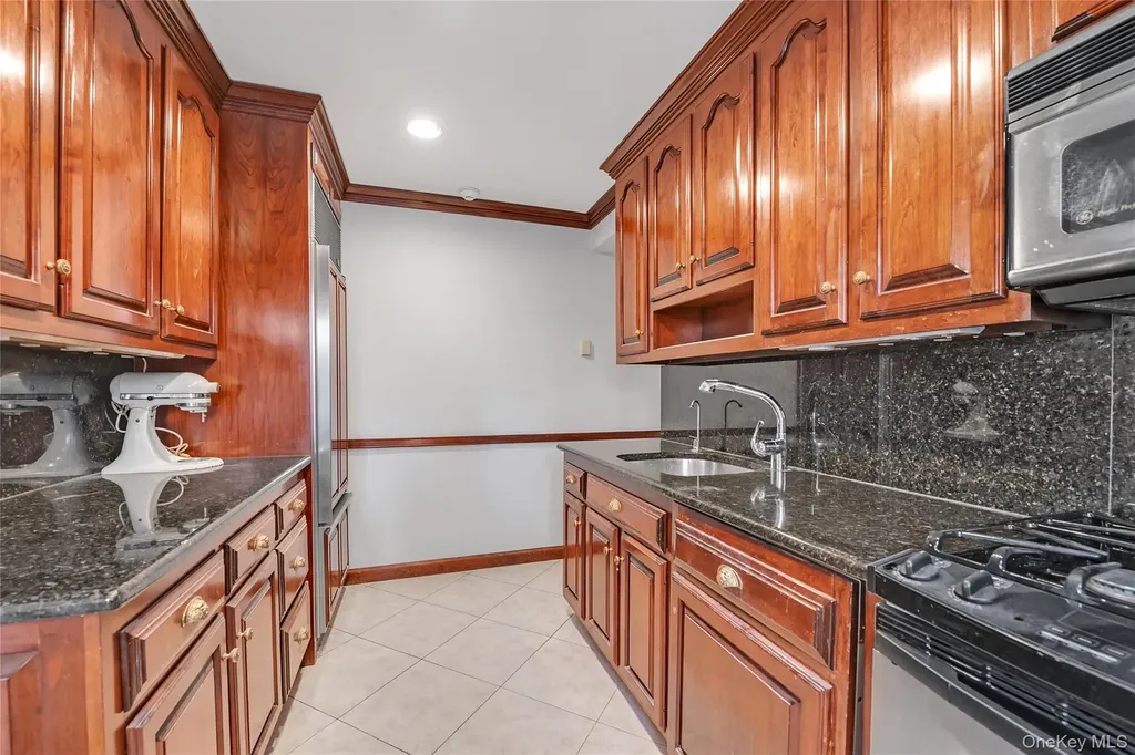20 Canterbury Road Great Neck NY 11021