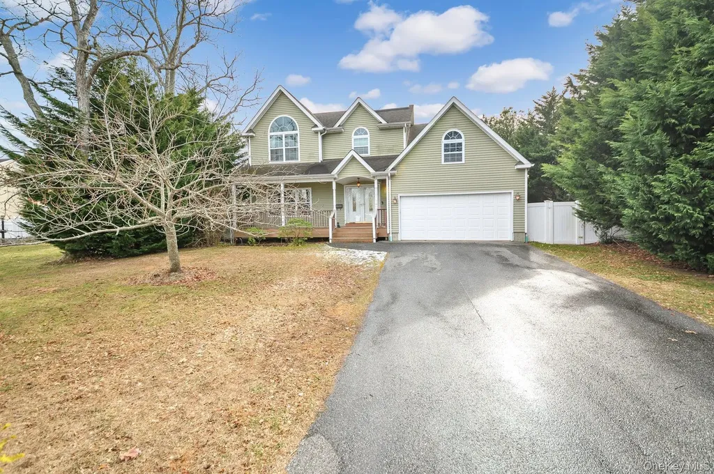 14 Donna Place East Islip NY 11730