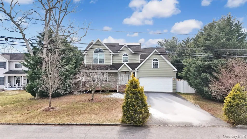 14 Donna Place East Islip NY 11730