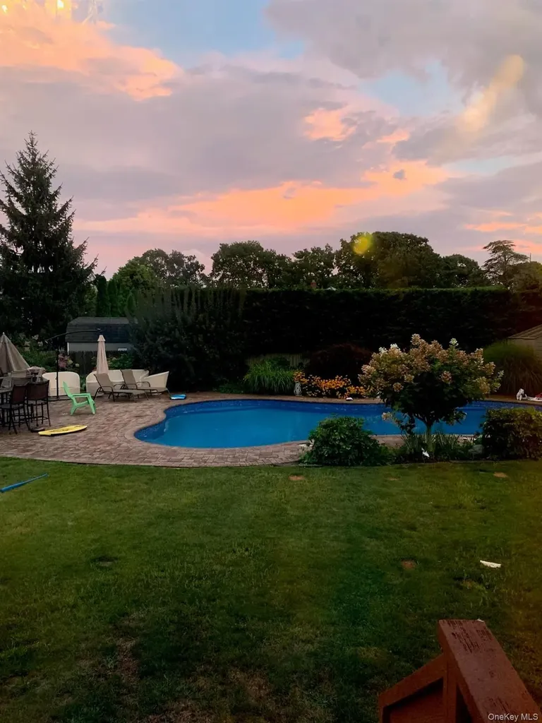14 Donna Place East Islip NY 11730