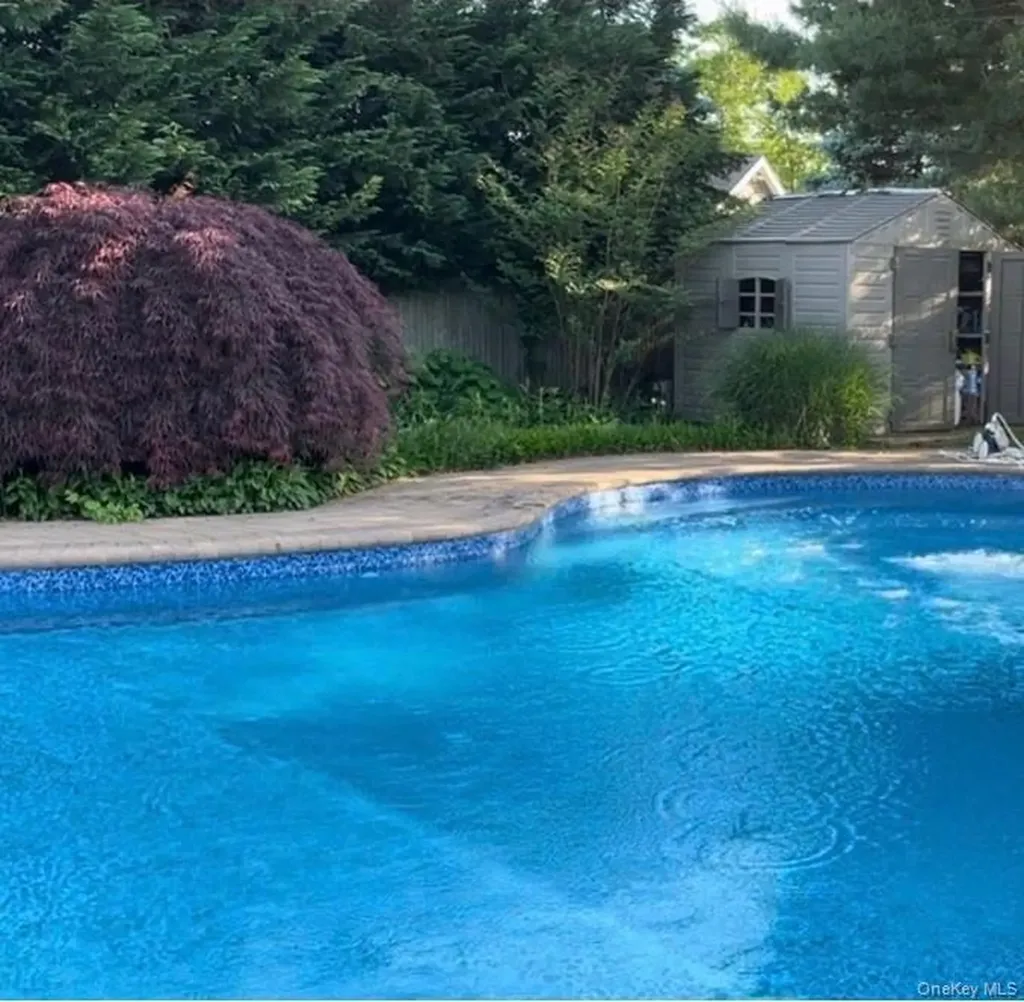 14 Donna Place East Islip NY 11730