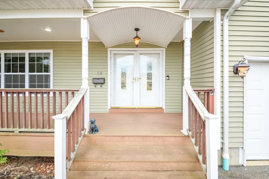 14 Donna Place East Islip NY 11730