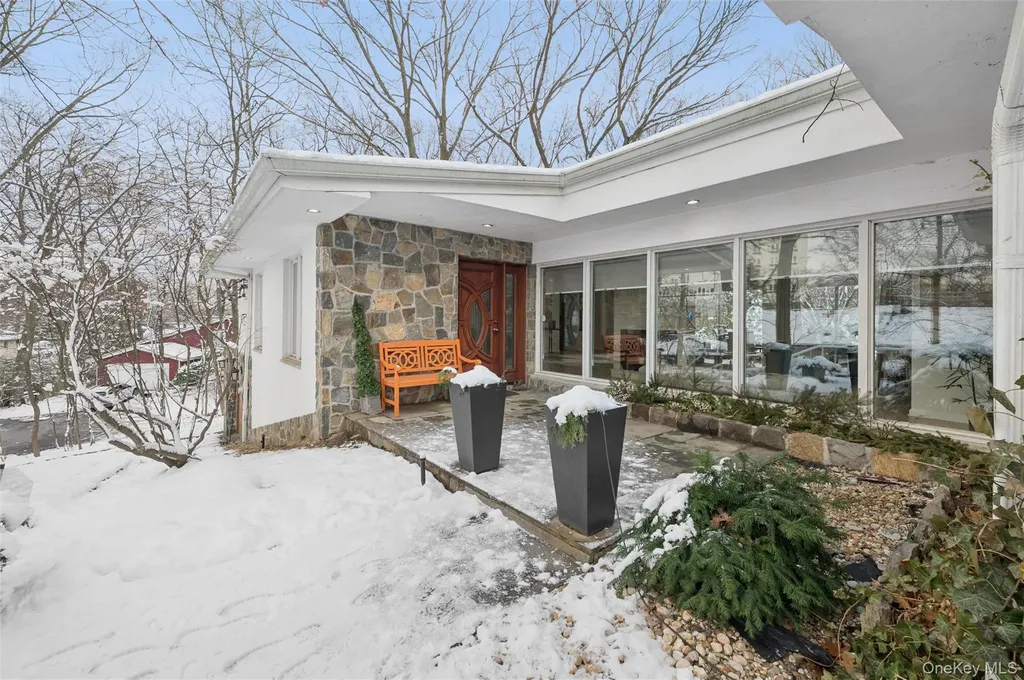 383 254th Street Bronx NY 10471