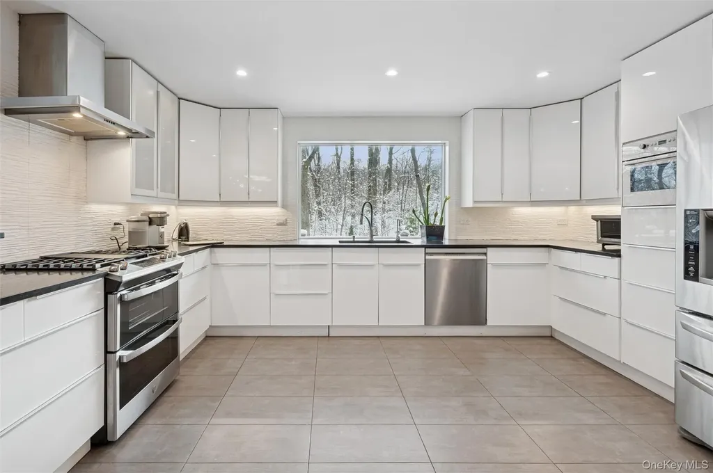 383 254th Street Bronx NY 10471
