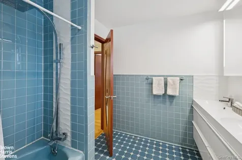 383 254th Street Bronx NY 10471