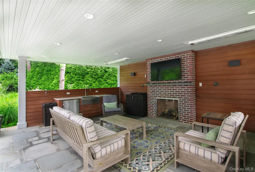 97 Spring Close Highway East Hampton NY 11937