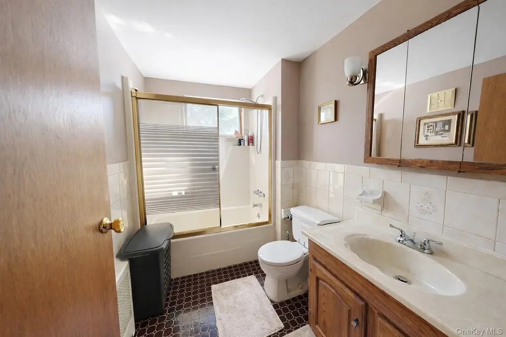 1762 Broadway New Hyde Park NY 11040