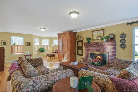 5 Old Neck Court Manorville NY 11949