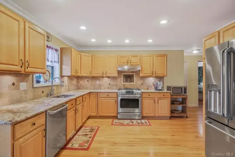 5 Old Neck Court Manorville NY 11949