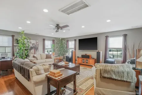 5 Old Neck Court Manorville NY 11949