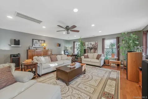 5 Old Neck Court Manorville NY 11949